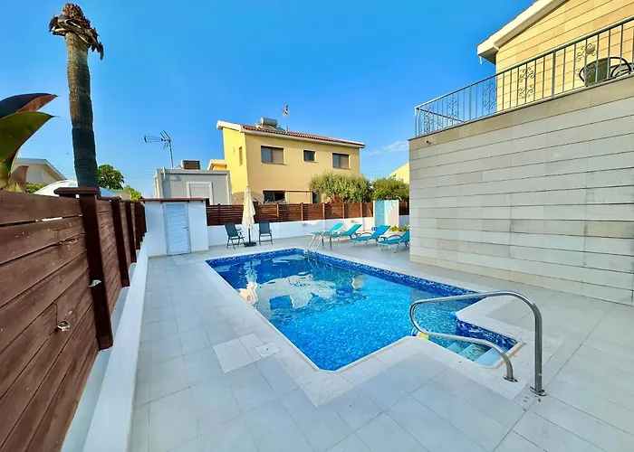 Lovely Pool In Prázdninový dům Pyla